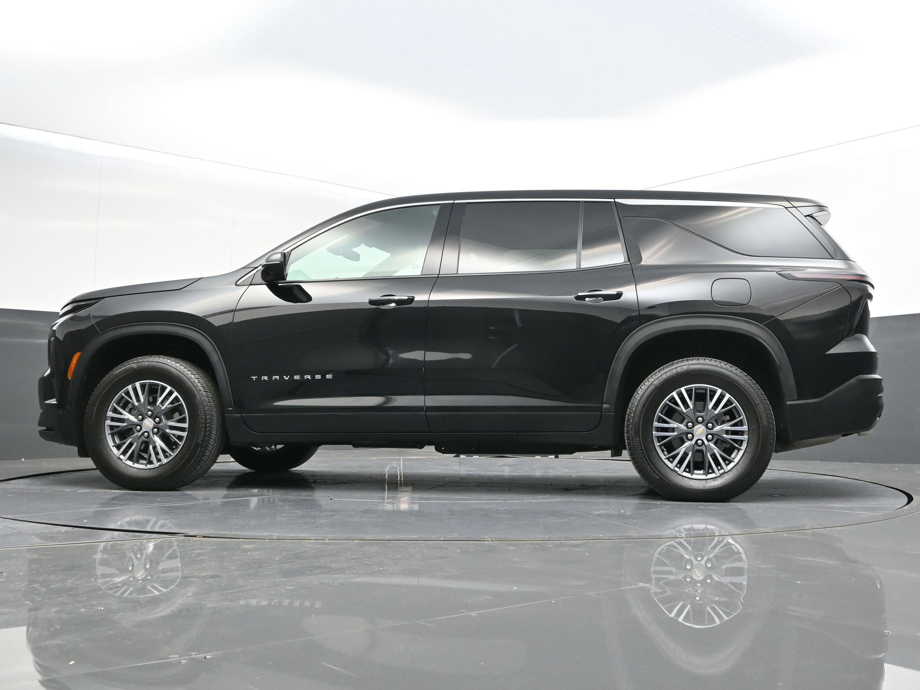 2024 Chevrolet Traverse LS