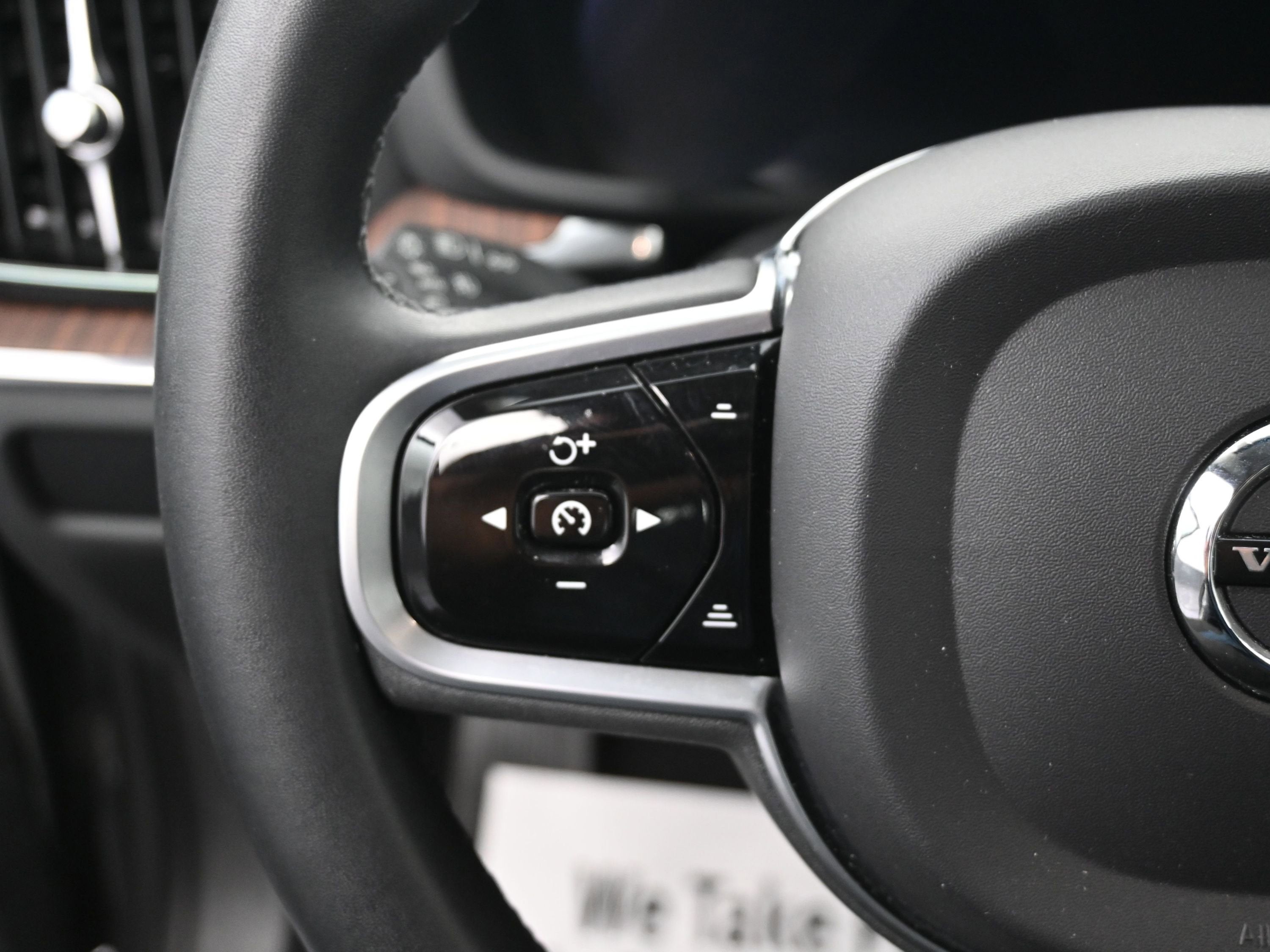 2023 Volvo S60 B5 Plus Dark Theme