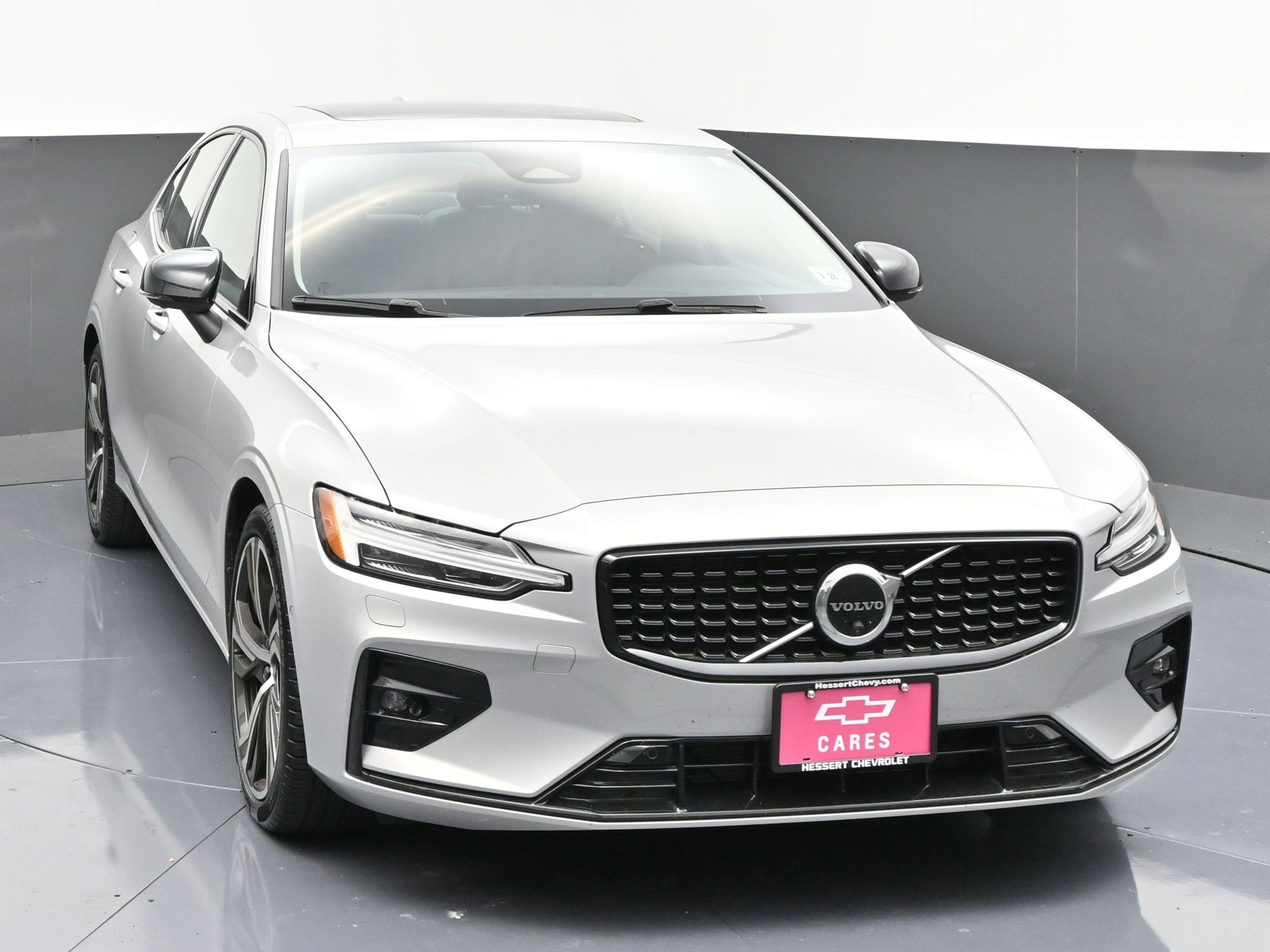 2023 Volvo S60 B5 Plus Dark Theme