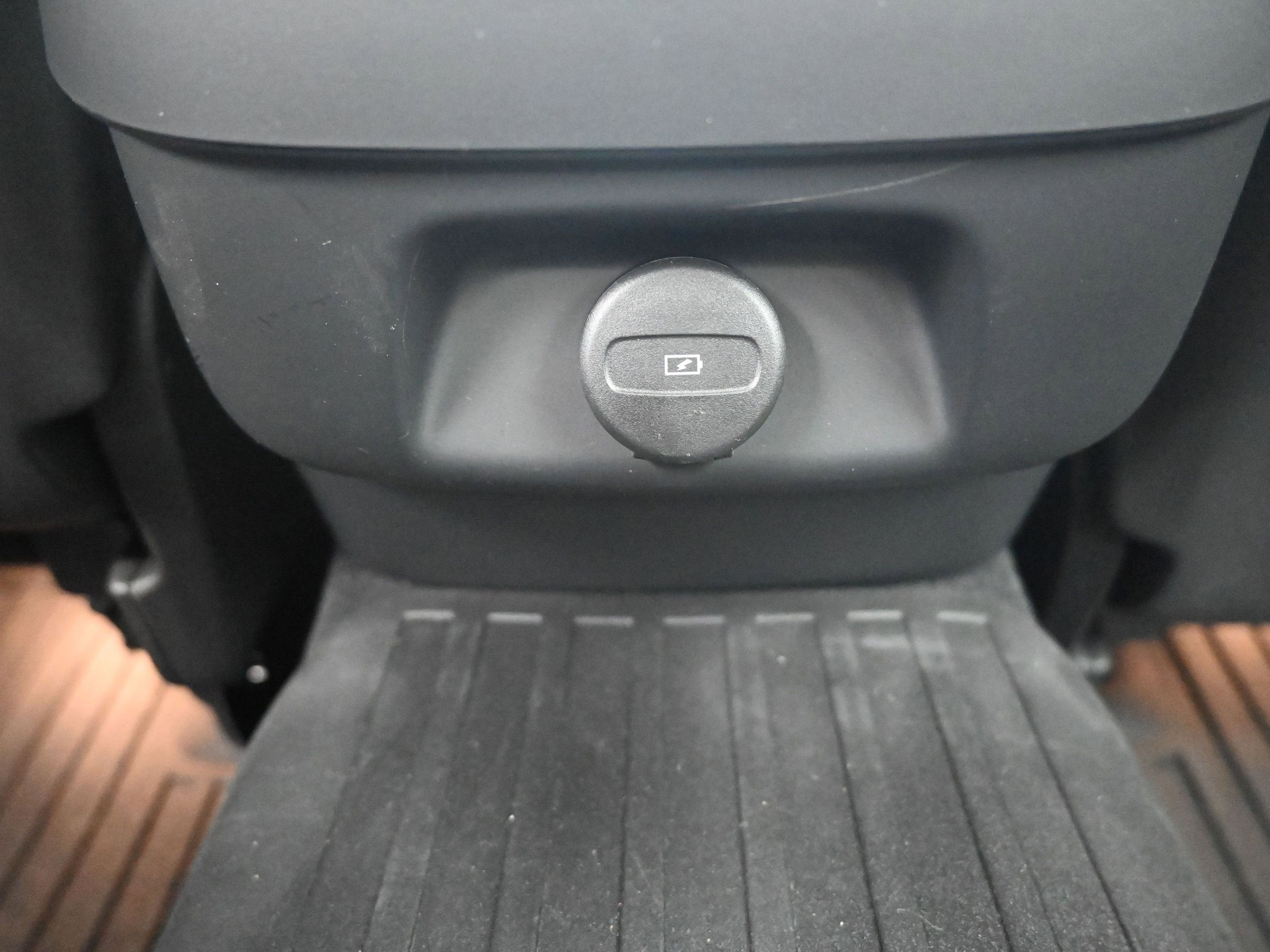 2023 Volvo S60 B5 Plus Dark Theme