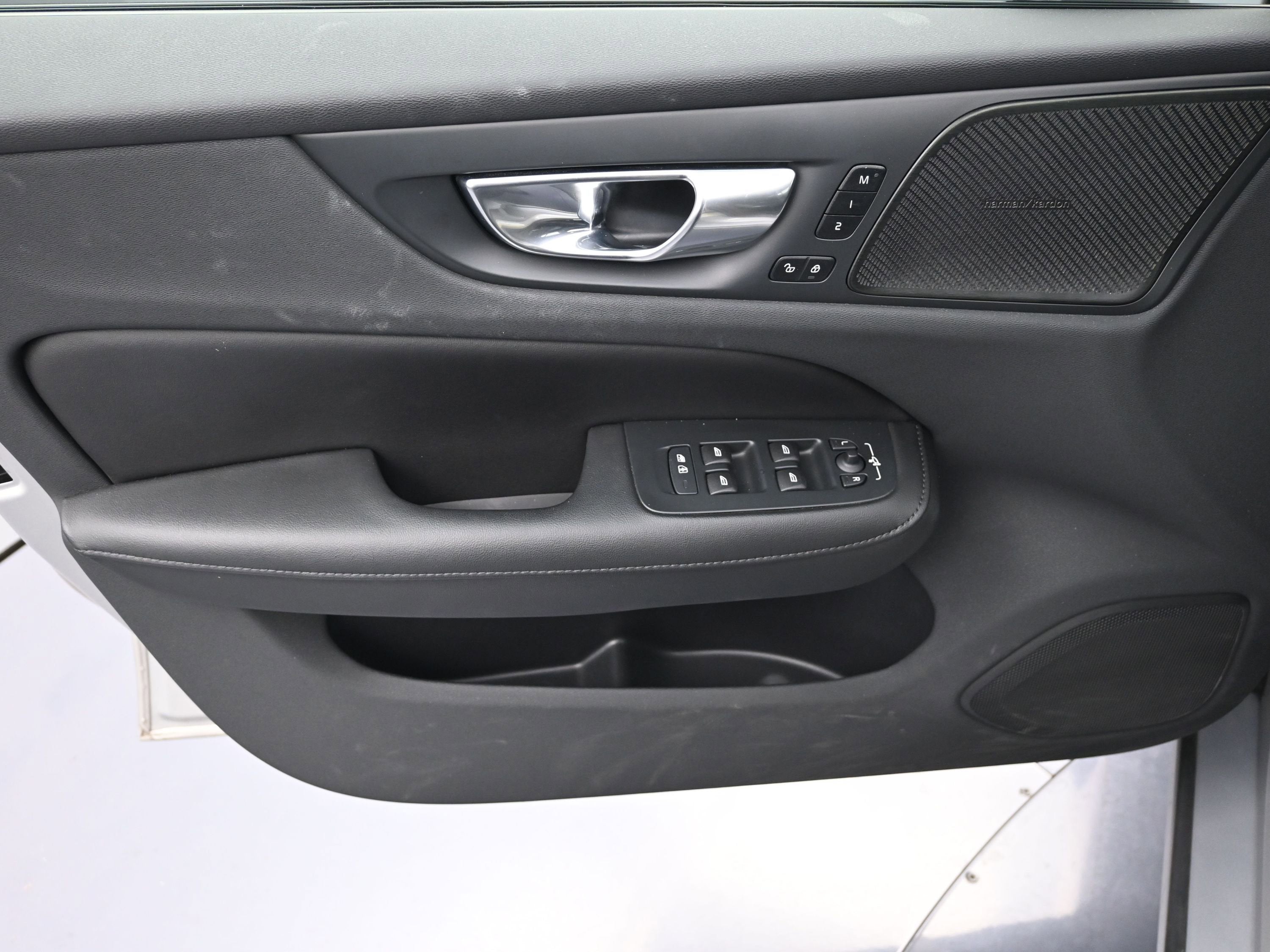 2023 Volvo S60 B5 Plus Dark Theme