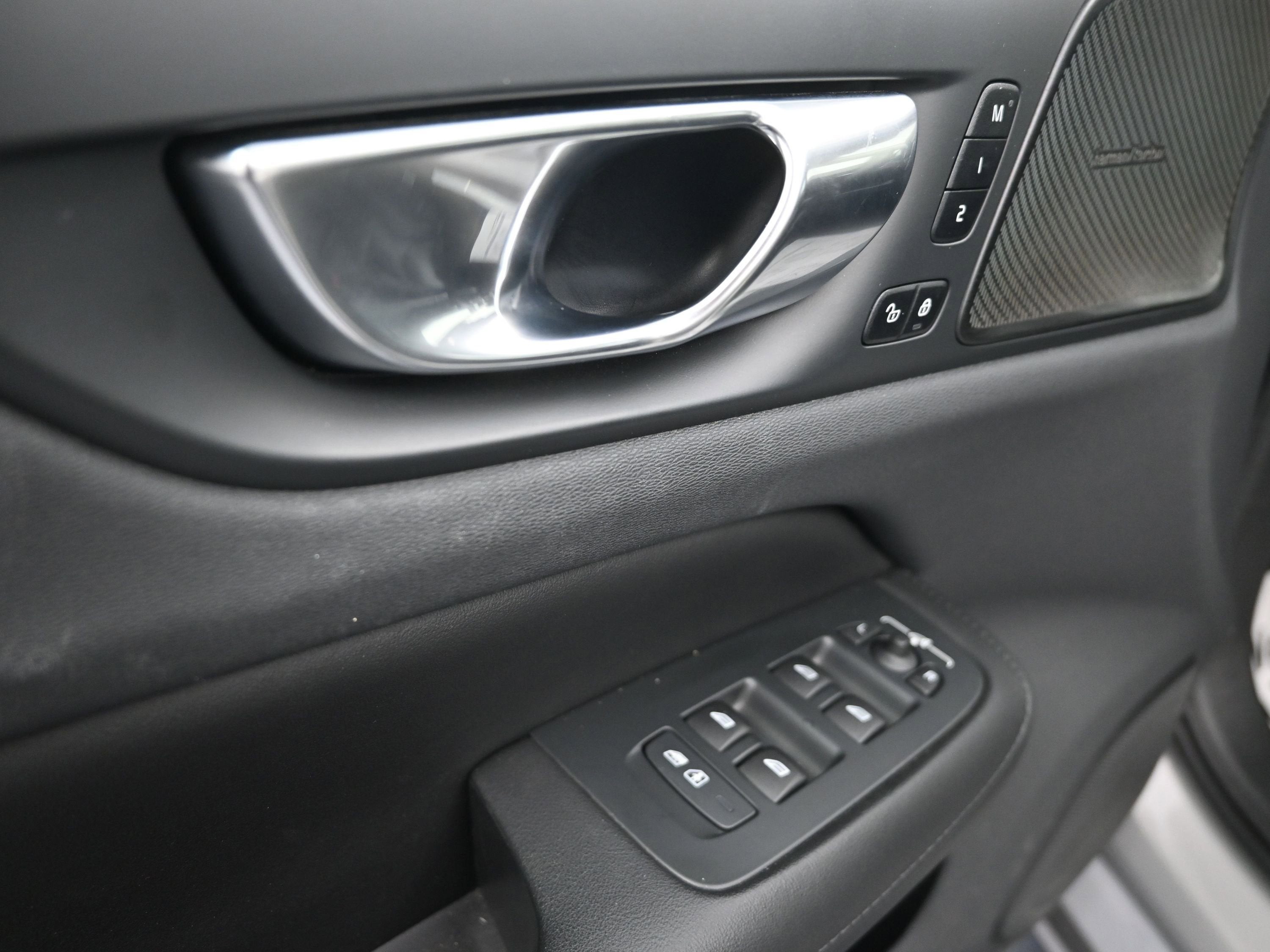 2023 Volvo S60 B5 Plus Dark Theme