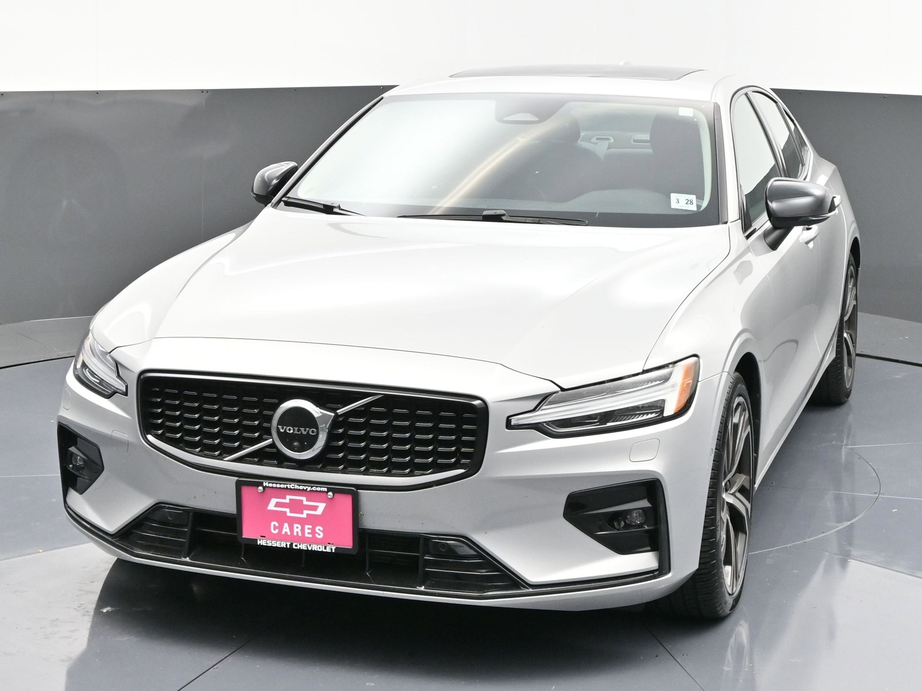 2023 Volvo S60 B5 Plus Dark Theme