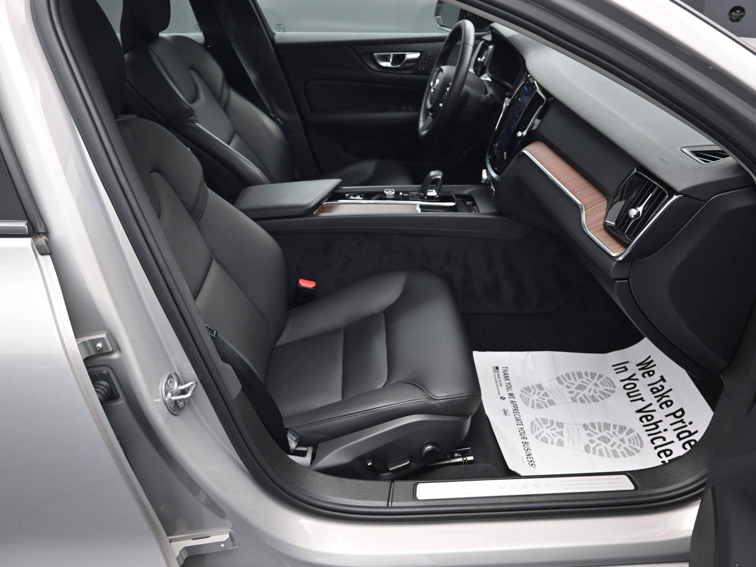 2023 Volvo S60 B5 Plus Dark Theme