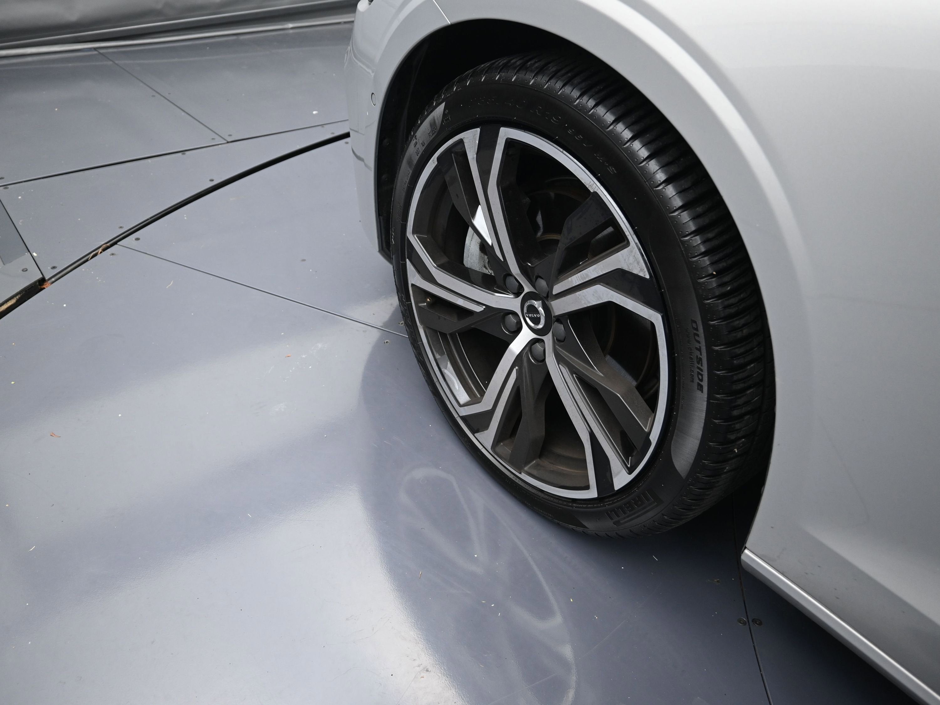 2023 Volvo S60 B5 Plus Dark Theme