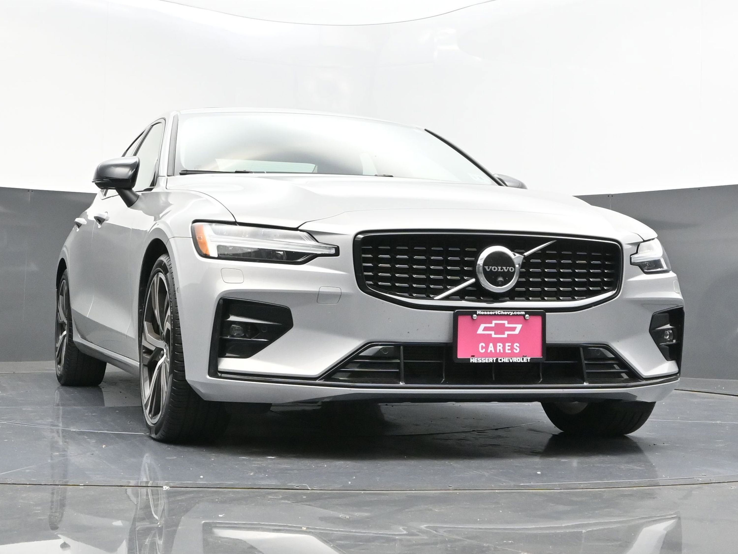 2023 Volvo S60 B5 Plus Dark Theme