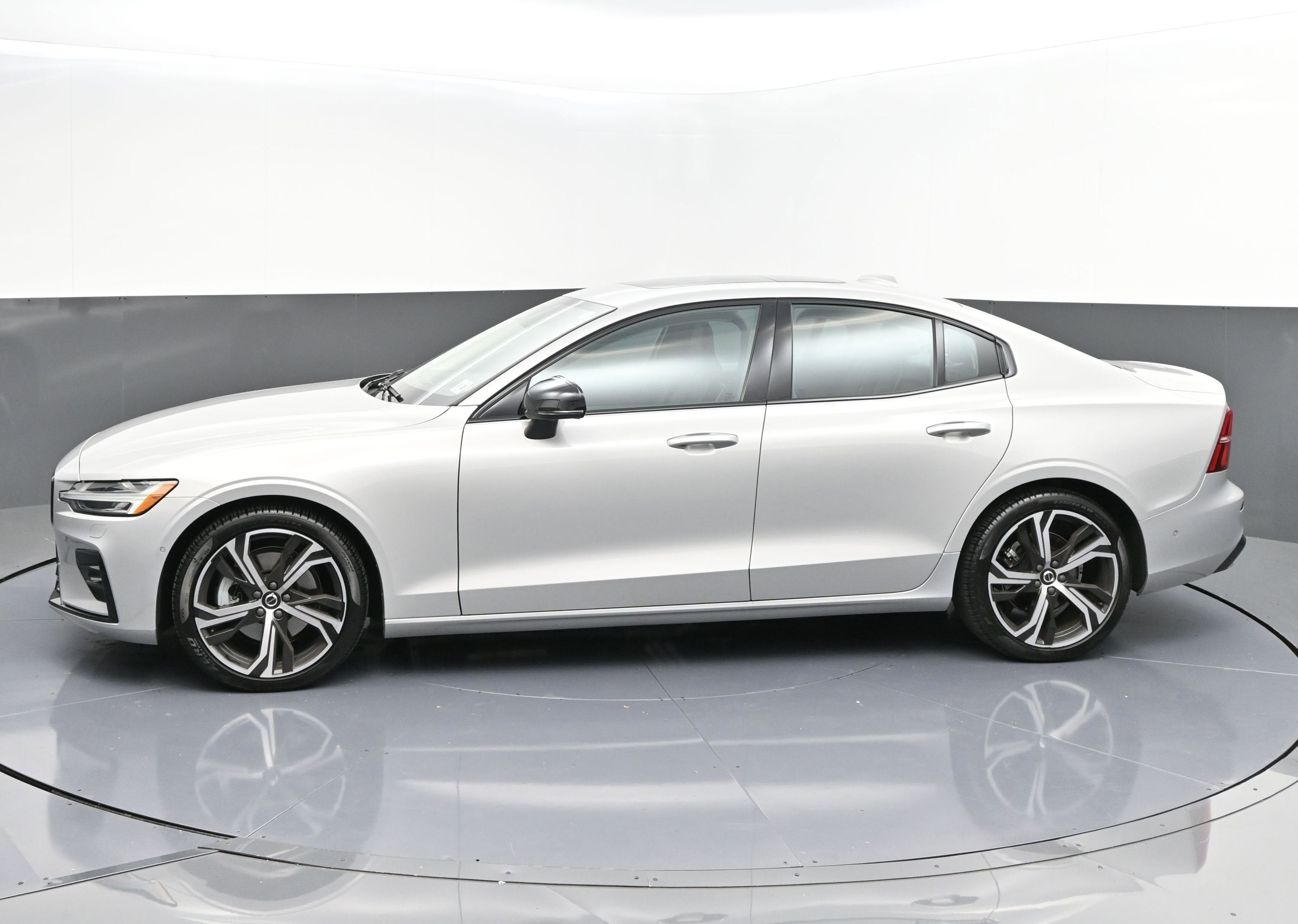 2023 Volvo S60 B5 Plus Dark Theme