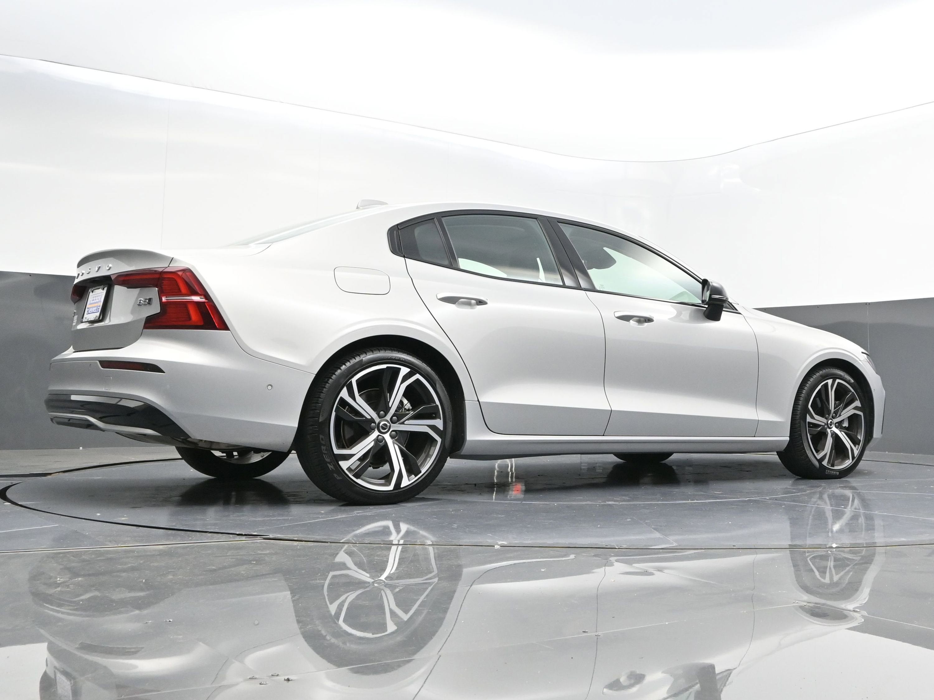 2023 Volvo S60 B5 Plus Dark Theme