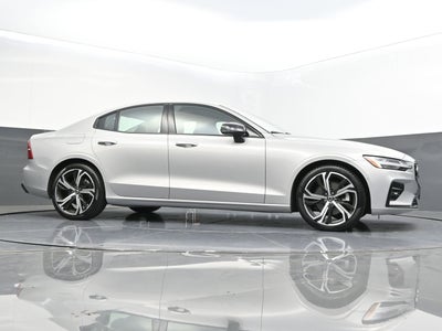 2023 Volvo S60 B5 Plus Dark Theme