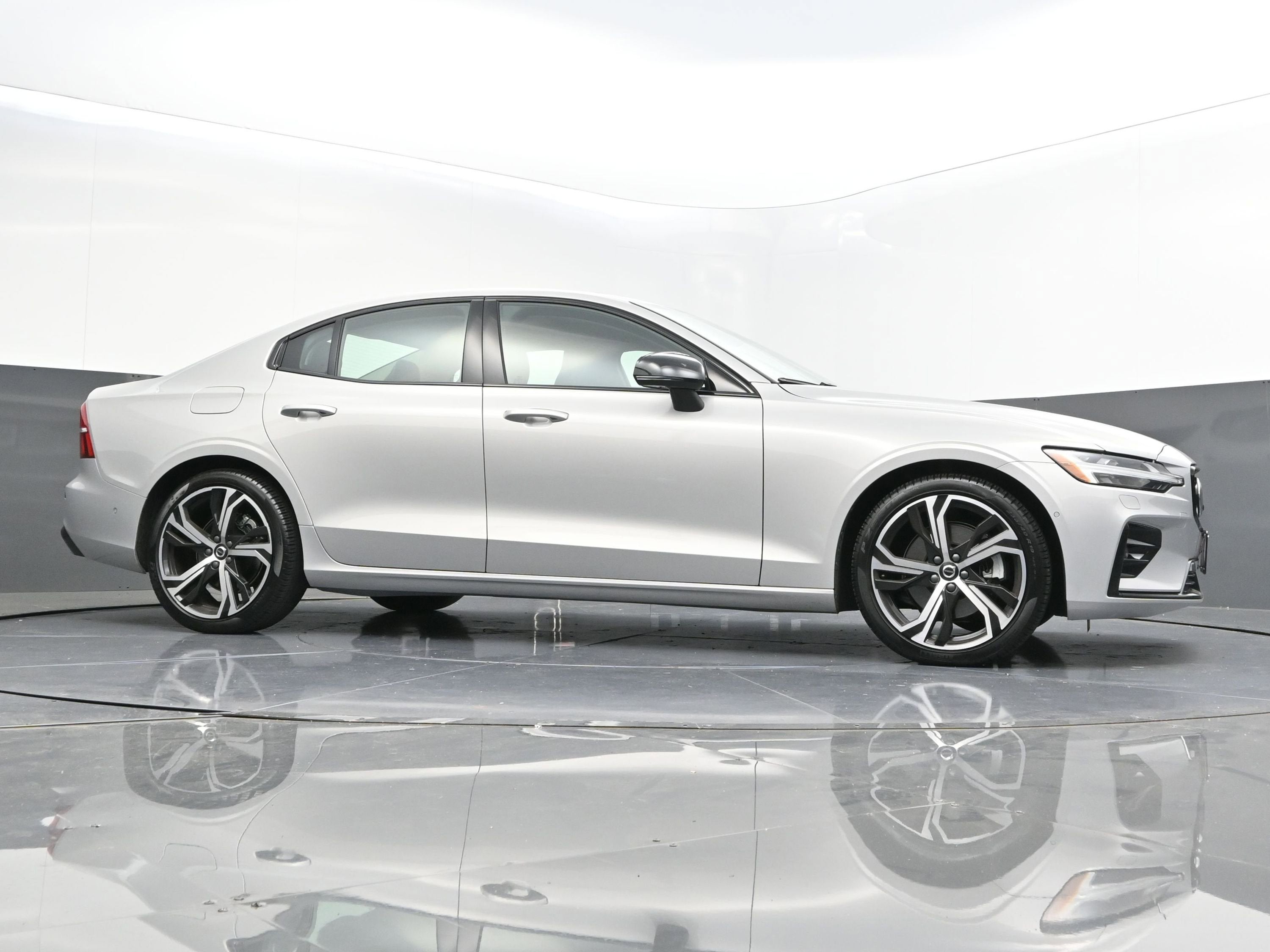 2023 Volvo S60 B5 Plus Dark Theme