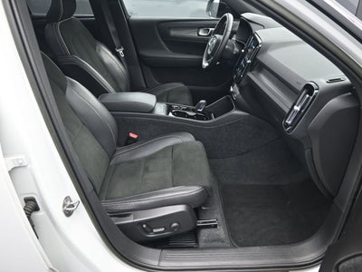 2022 Volvo XC40 T5 R-Design