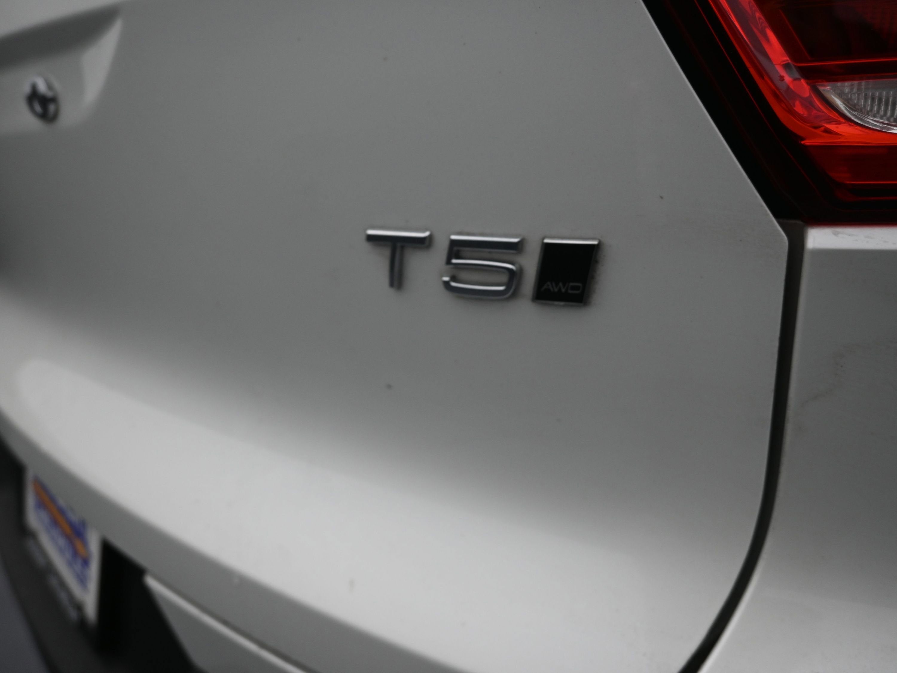 2022 Volvo XC40 T5 R-Design