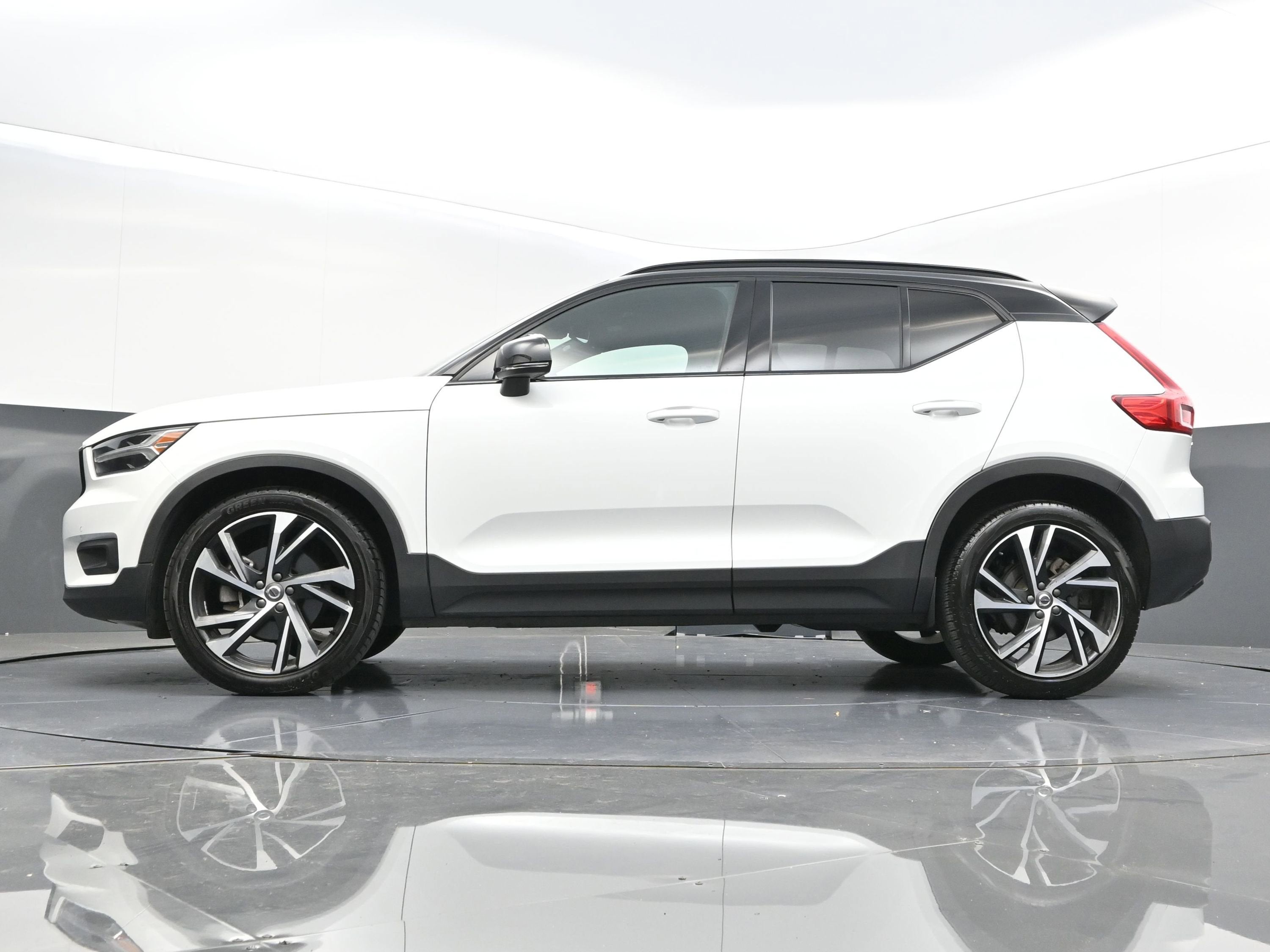 2022 Volvo XC40 T5 R-Design