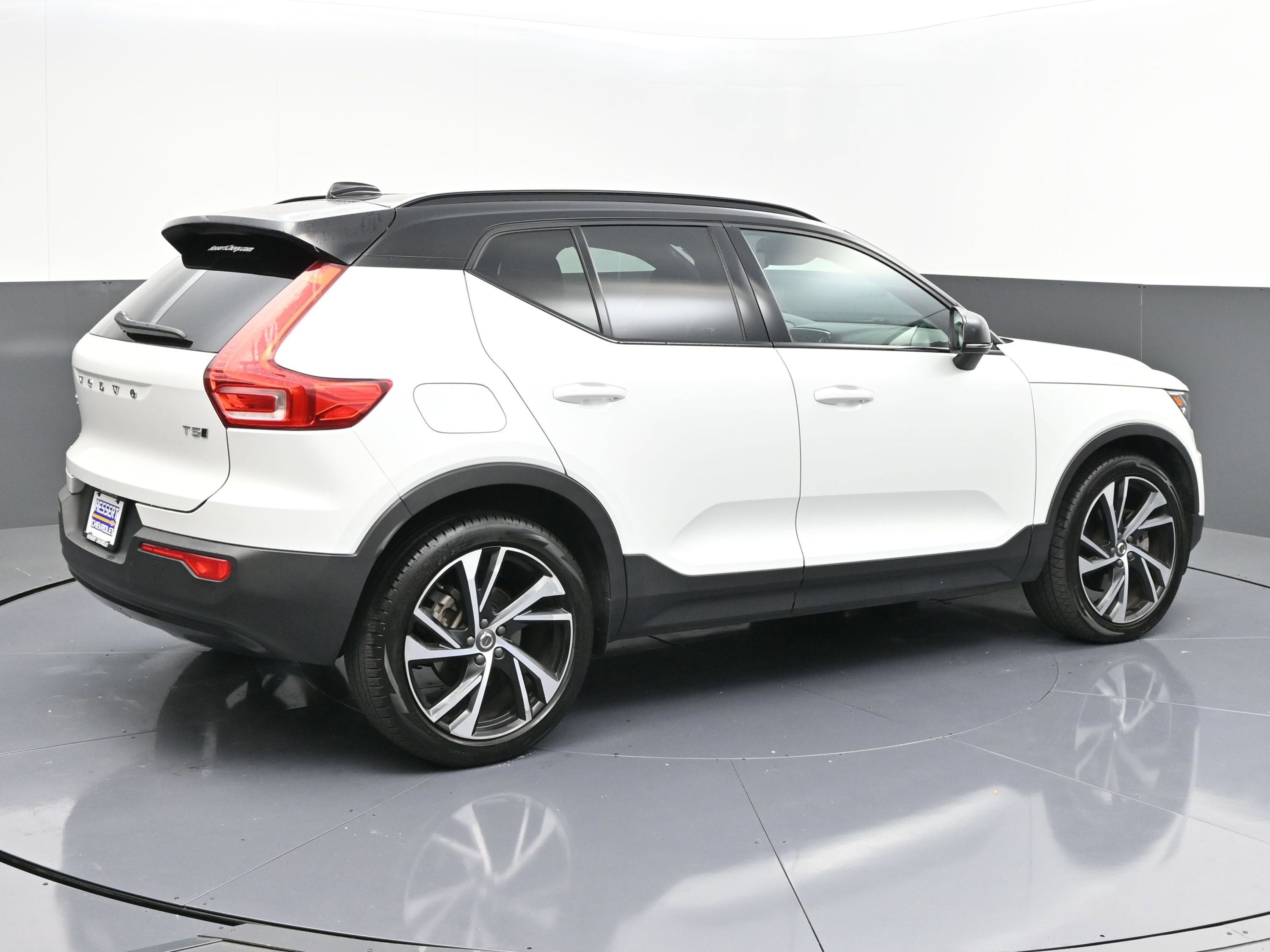 2022 Volvo XC40 T5 R-Design