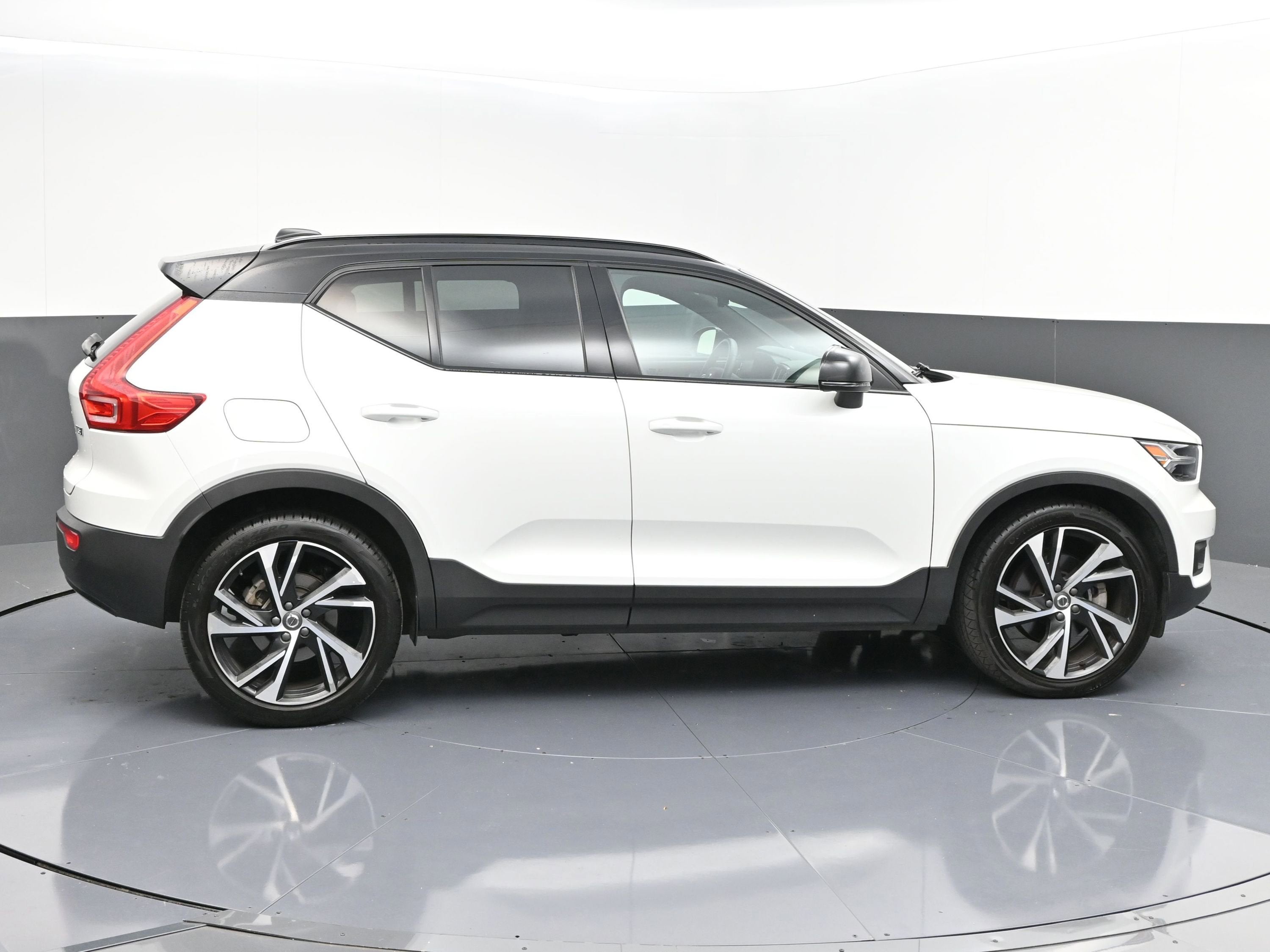 2022 Volvo XC40 T5 R-Design