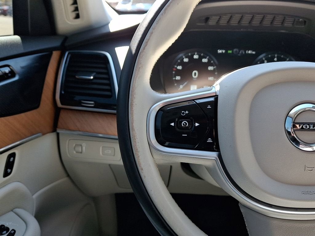 2022 Volvo XC90 T6 Momentum 7 Passenger